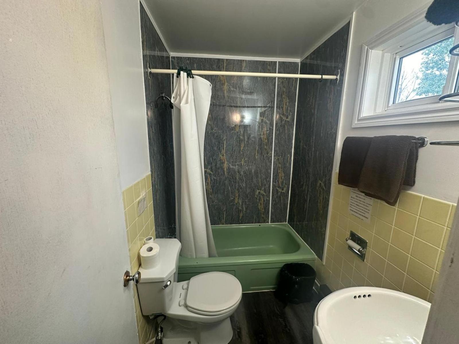 Pine Ridge Motel Timmins Ngoại thất bức ảnh